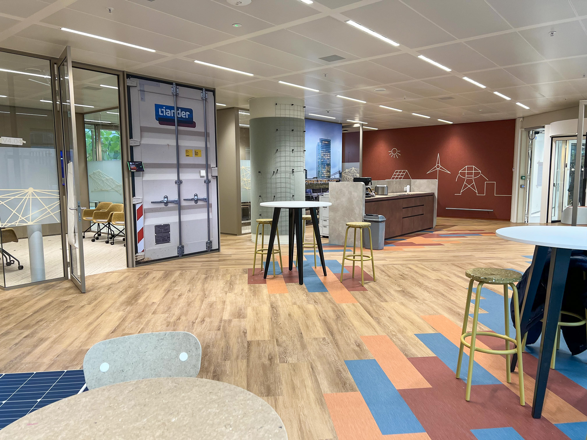 Circulaire vloeroplossing met Loose Lay LVT in kantoor Alliander Amsterdam