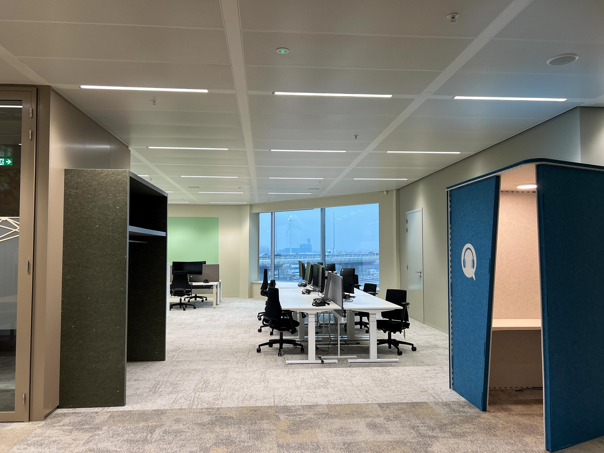 Circulaire tapijtvloer onder werkplekken in kantoor Alliander