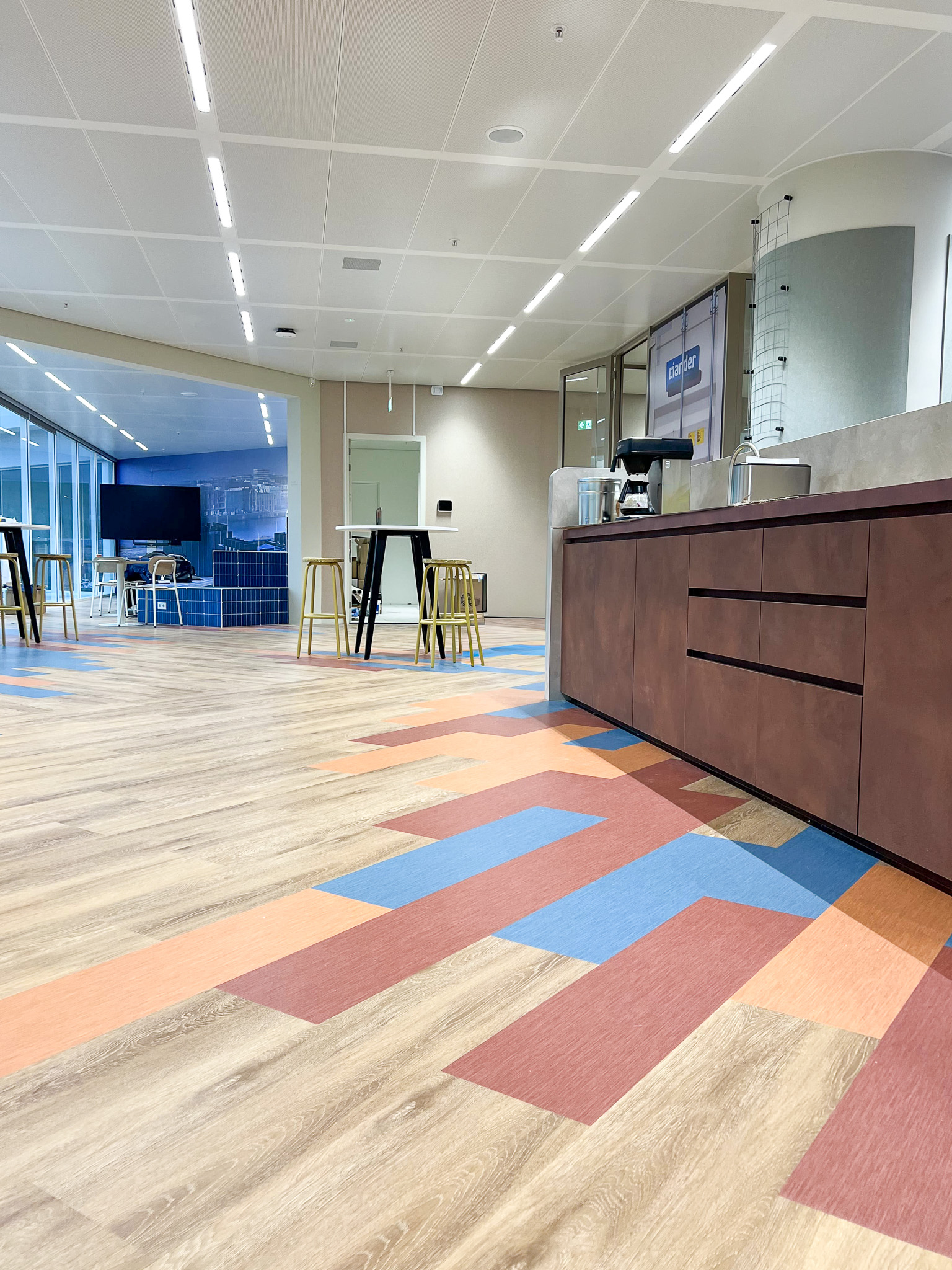 Kleurrijk patroon in Loose Lay LVT bij pantry van Alliander Amsterdam
