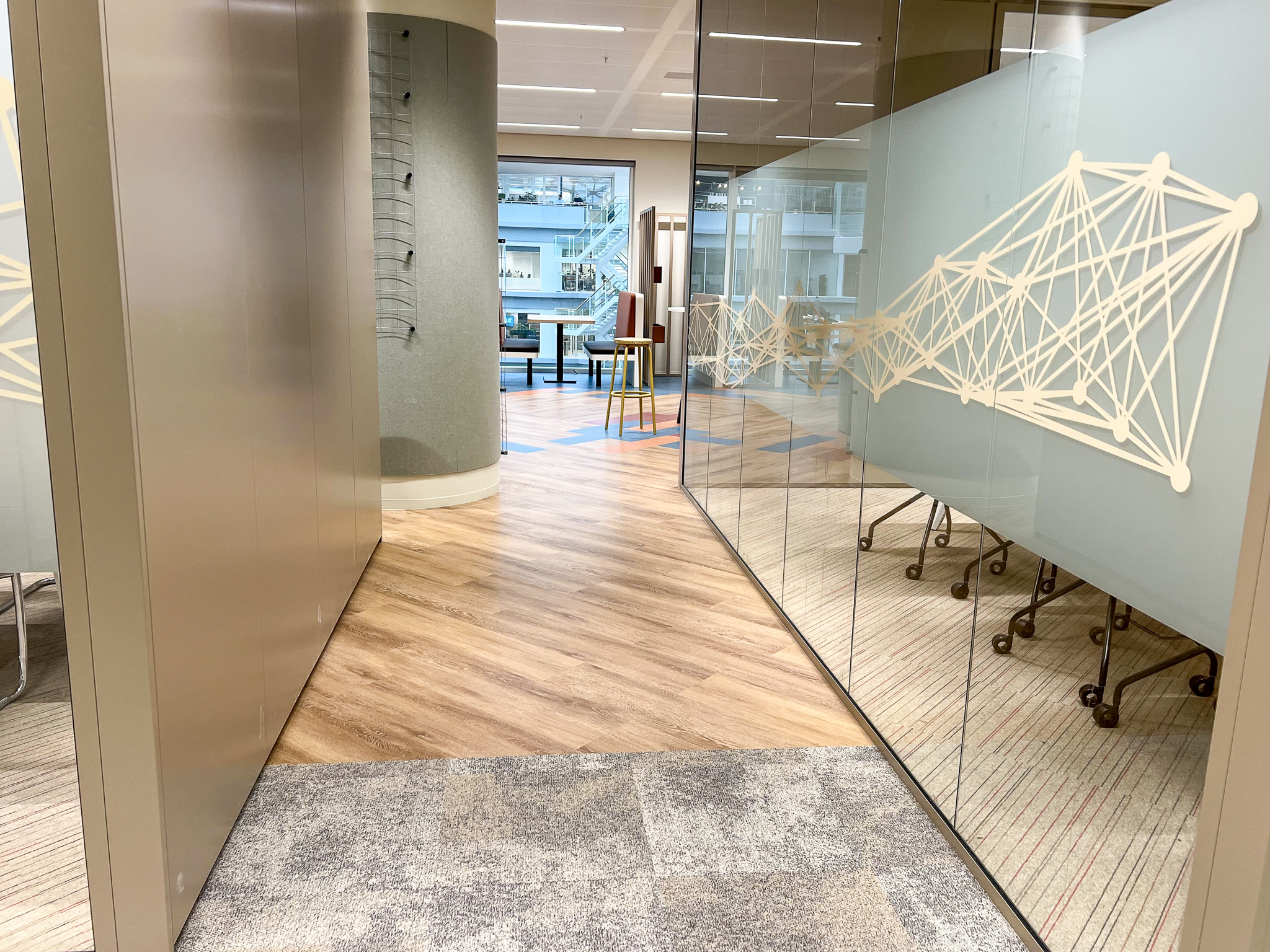Combinatie van circulaire tapijttegels en LVT bij Alliander Amsterdam