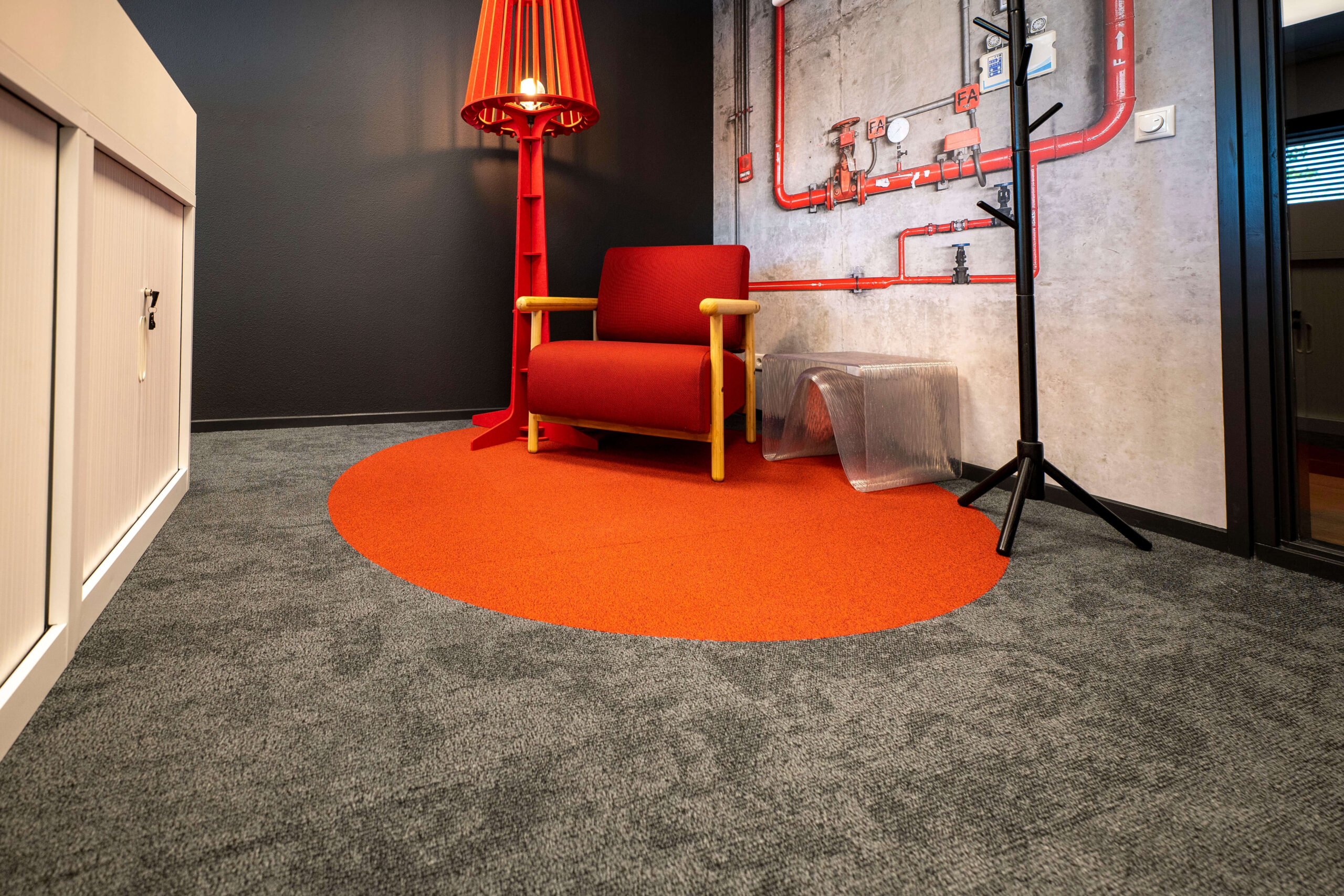 Ronde rode vloerzone in circulair interieur van P. de Vries Groningen