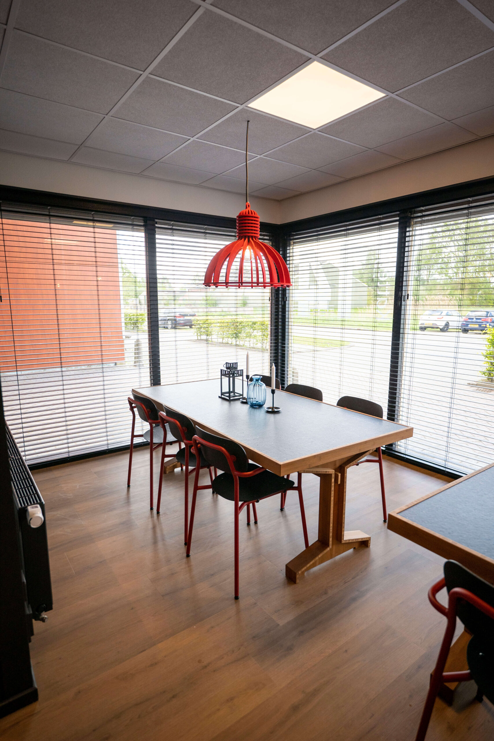 Harde vloer met houten uitstraling in ontmoetingsruimte van P. de Vries