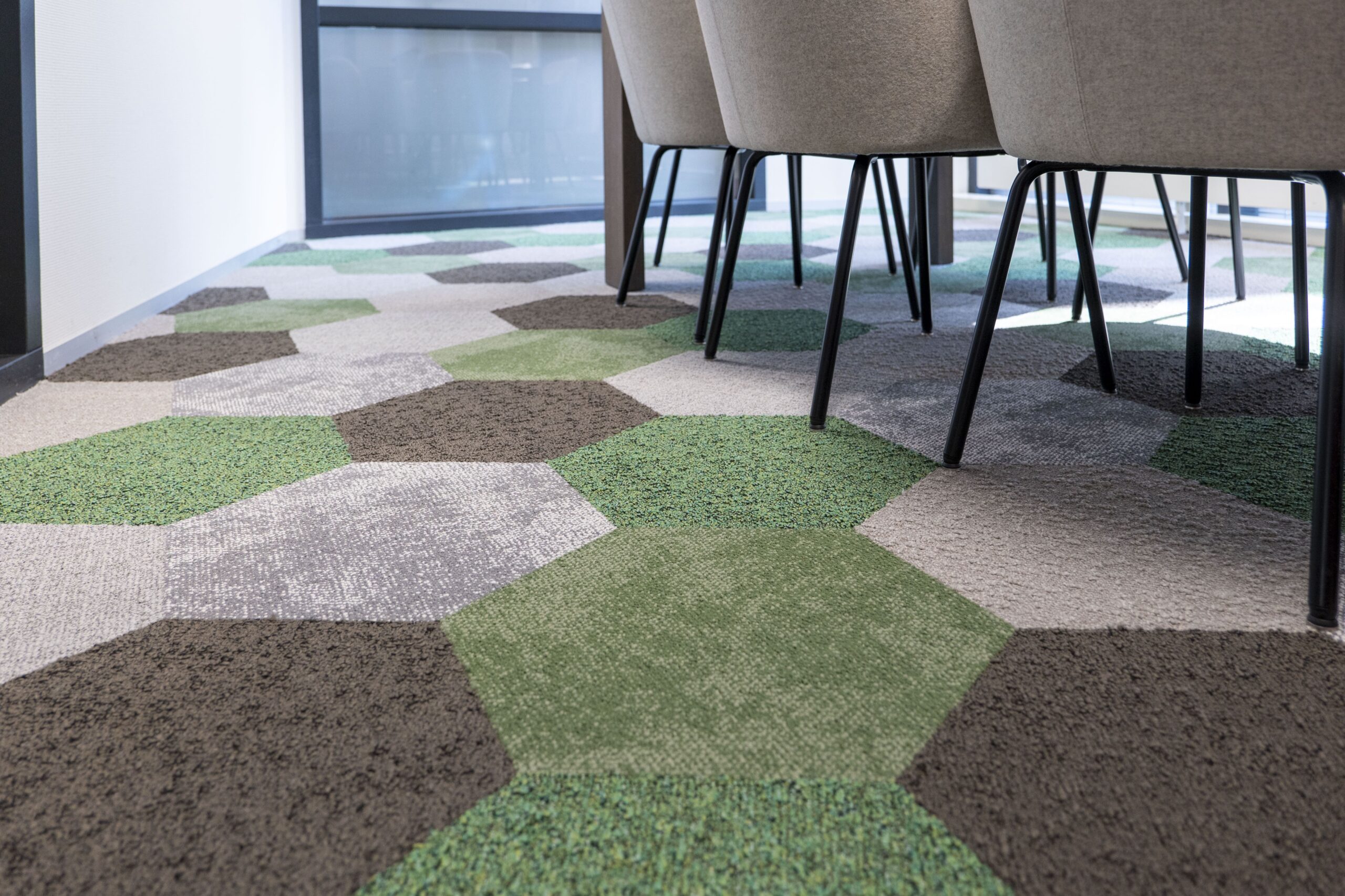 Circulaire hexagon tapijttegels in vergaderruimte van Univé Stadskanaal