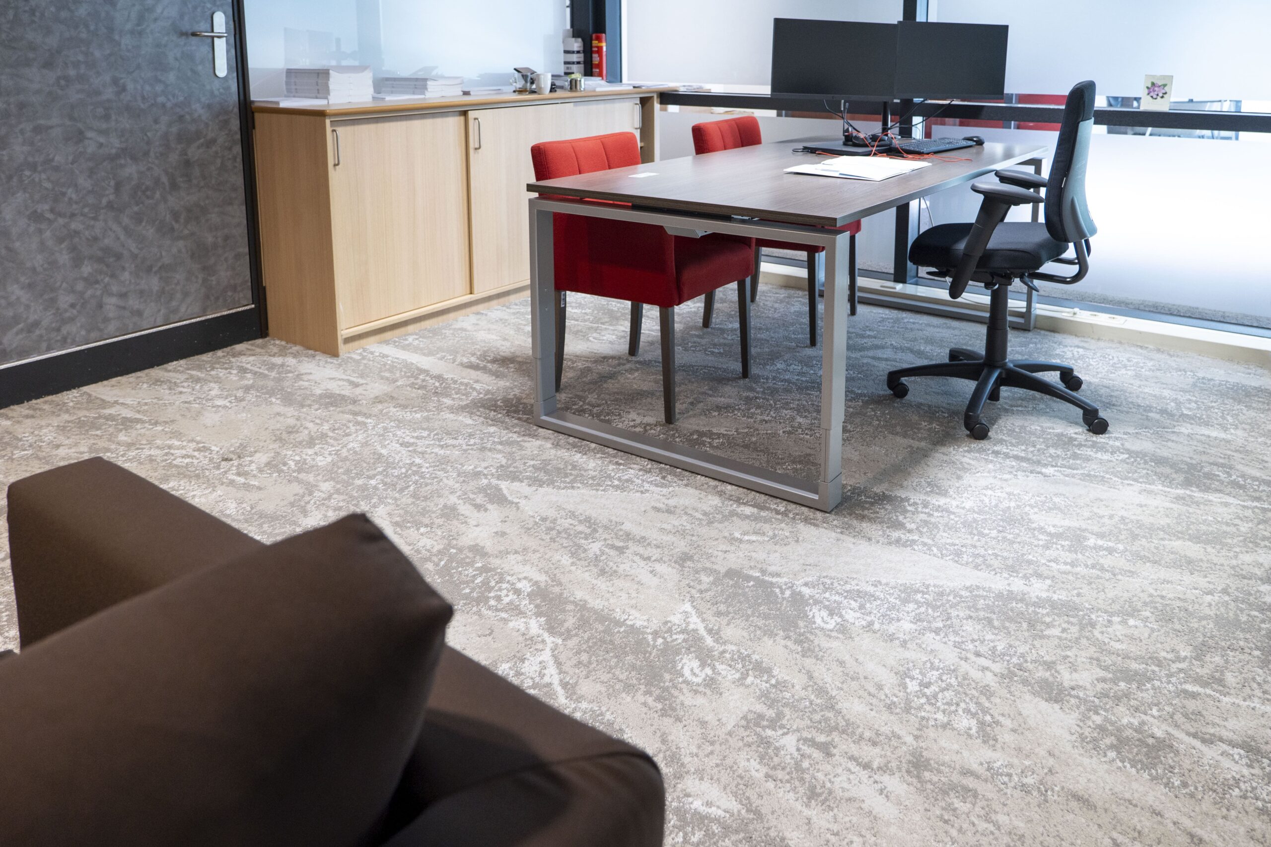 Werk- en overlegkamer met circulaire tapijtvloer bij Univé Stadskanaal