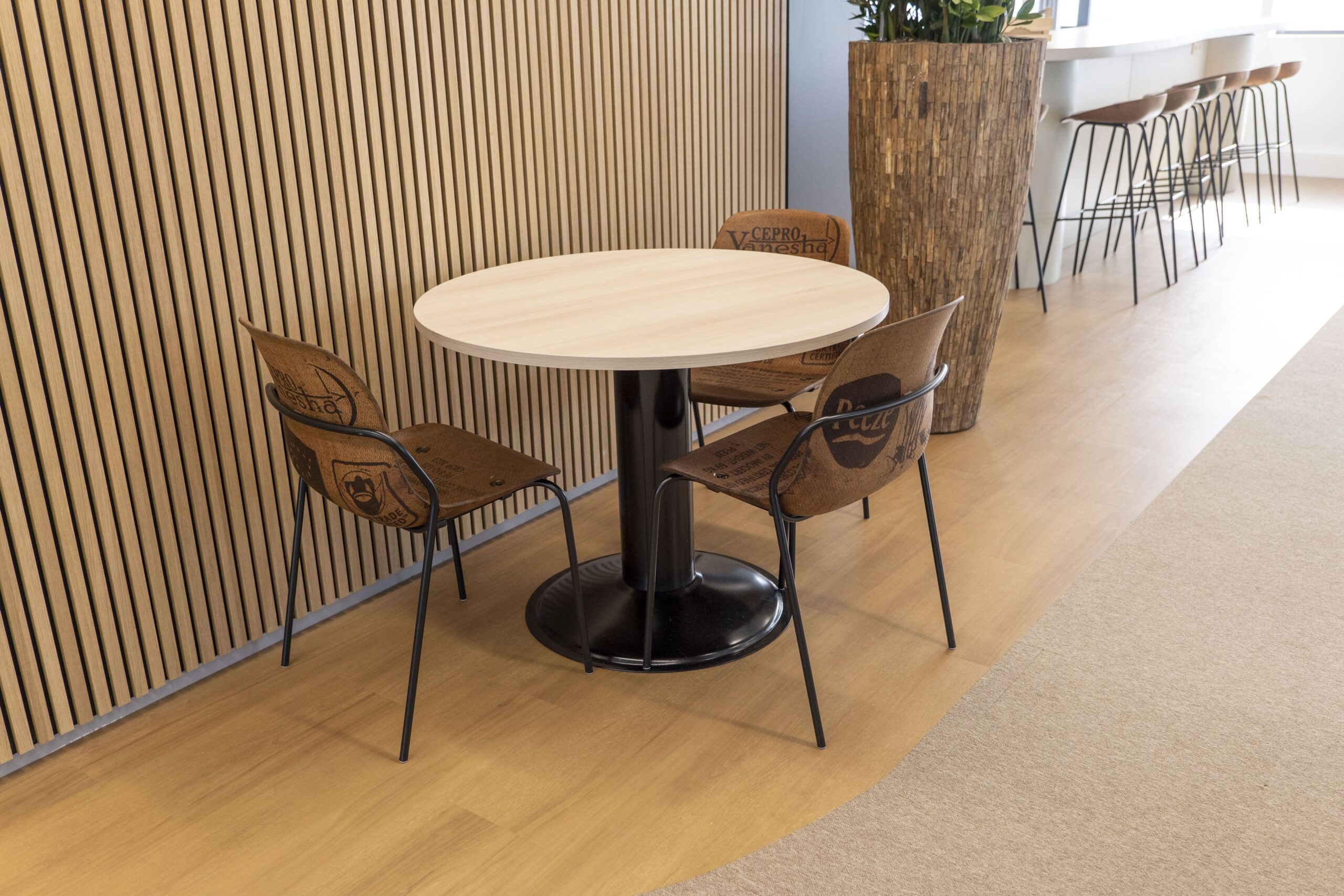 Combinatie van vloerafwerkingen in informele ontmoetingsruimte van Witteveen+Bos