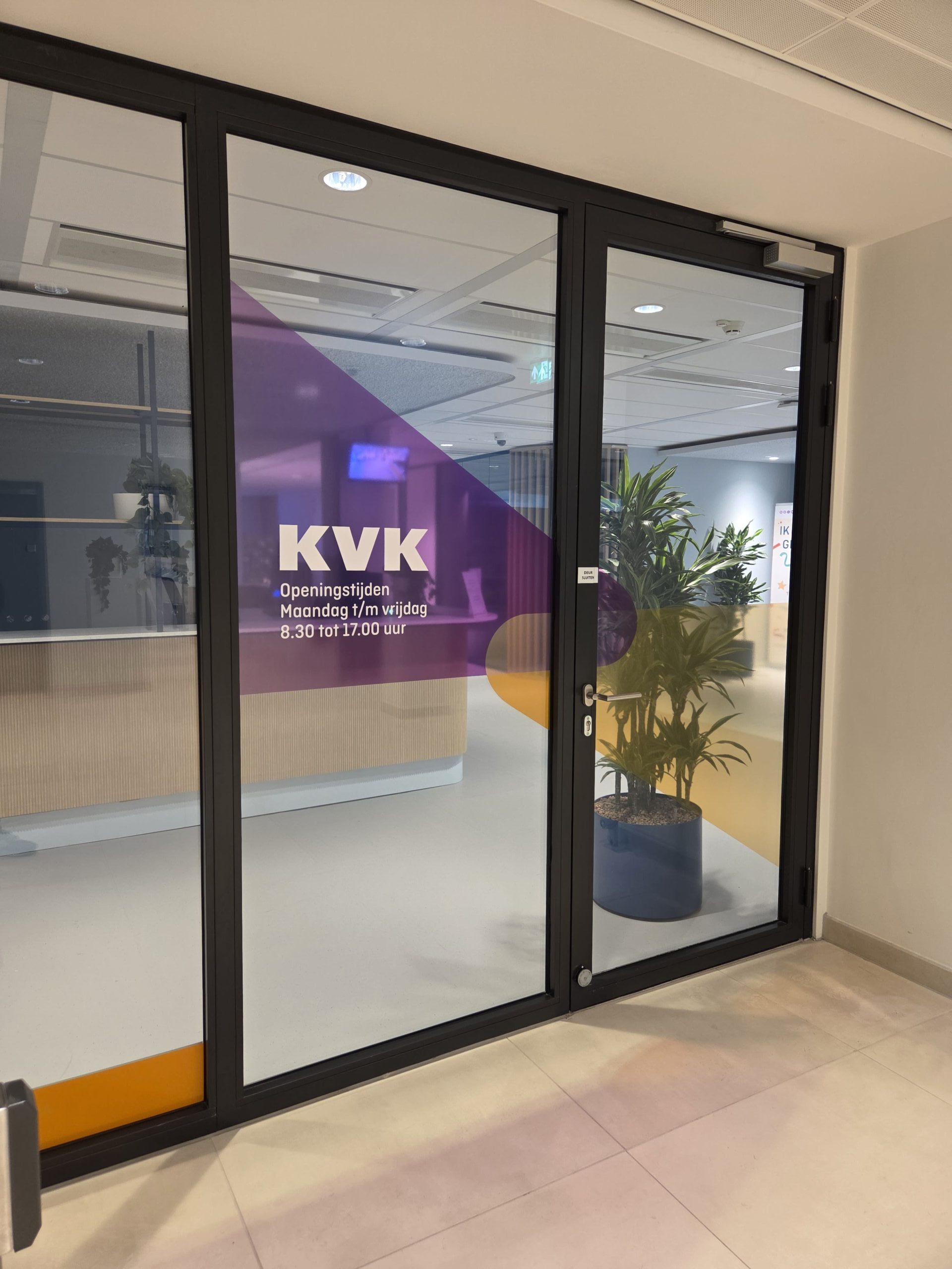 Entree van KVK Leeuwarden met lichte vloer en glazen toegangsdeur